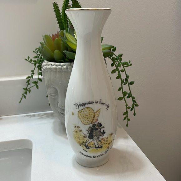 HOLLY HOBBIE // porcelain vase // “happiness is having someone to care for” - Picture 10 of 13
